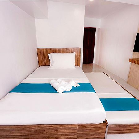 Circuit Hostel Makati City Bagian luar foto