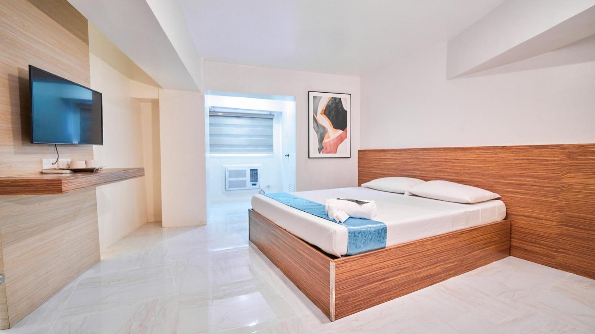 Circuit Hostel Makati City Bagian luar foto