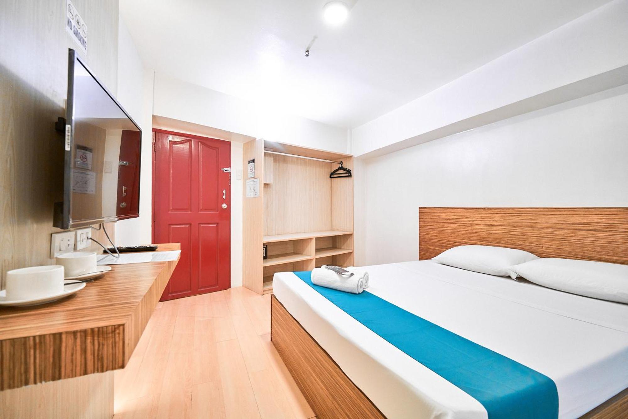 Circuit Hostel Makati City Bagian luar foto