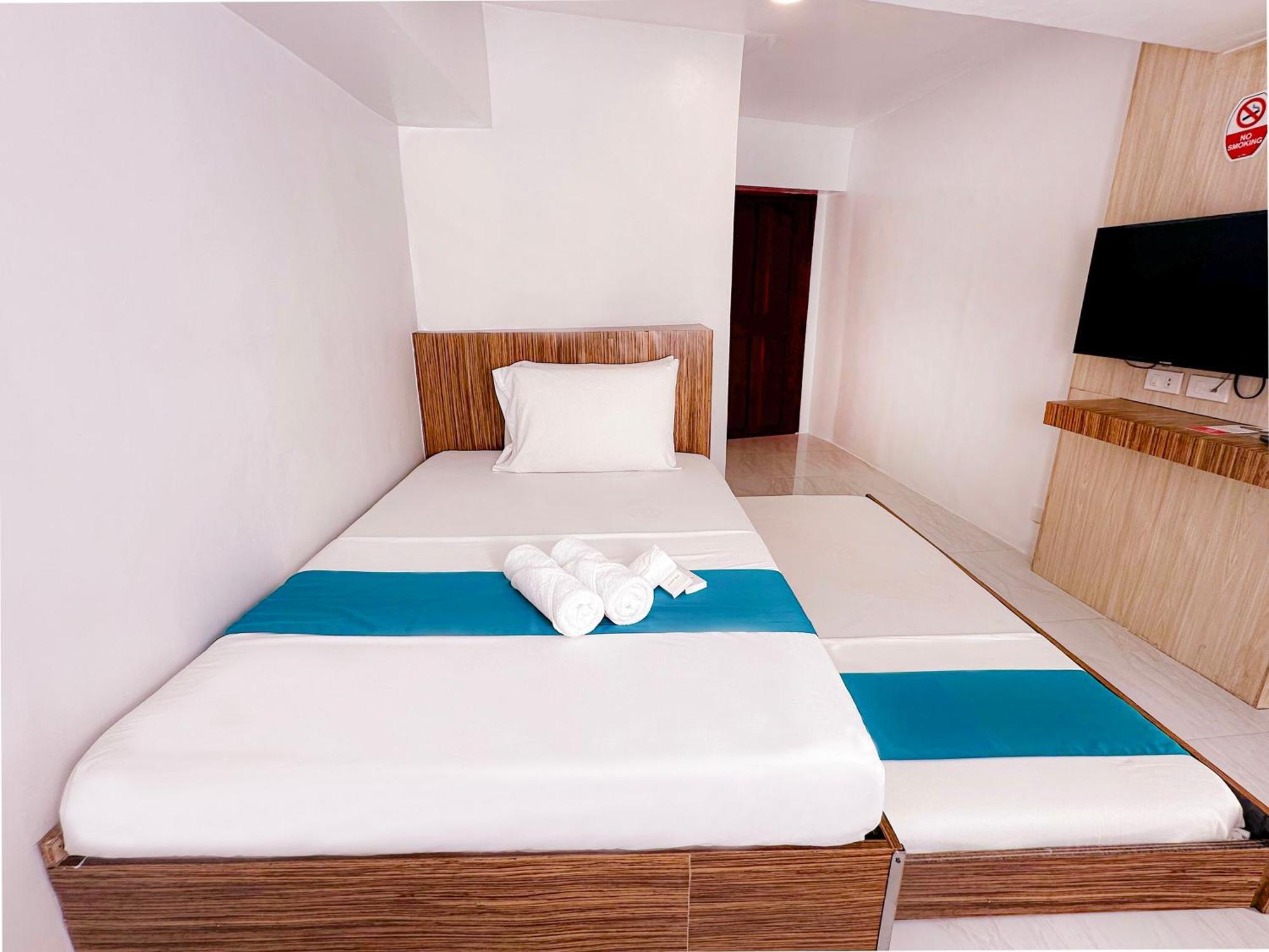 Circuit Hostel Makati City Bagian luar foto