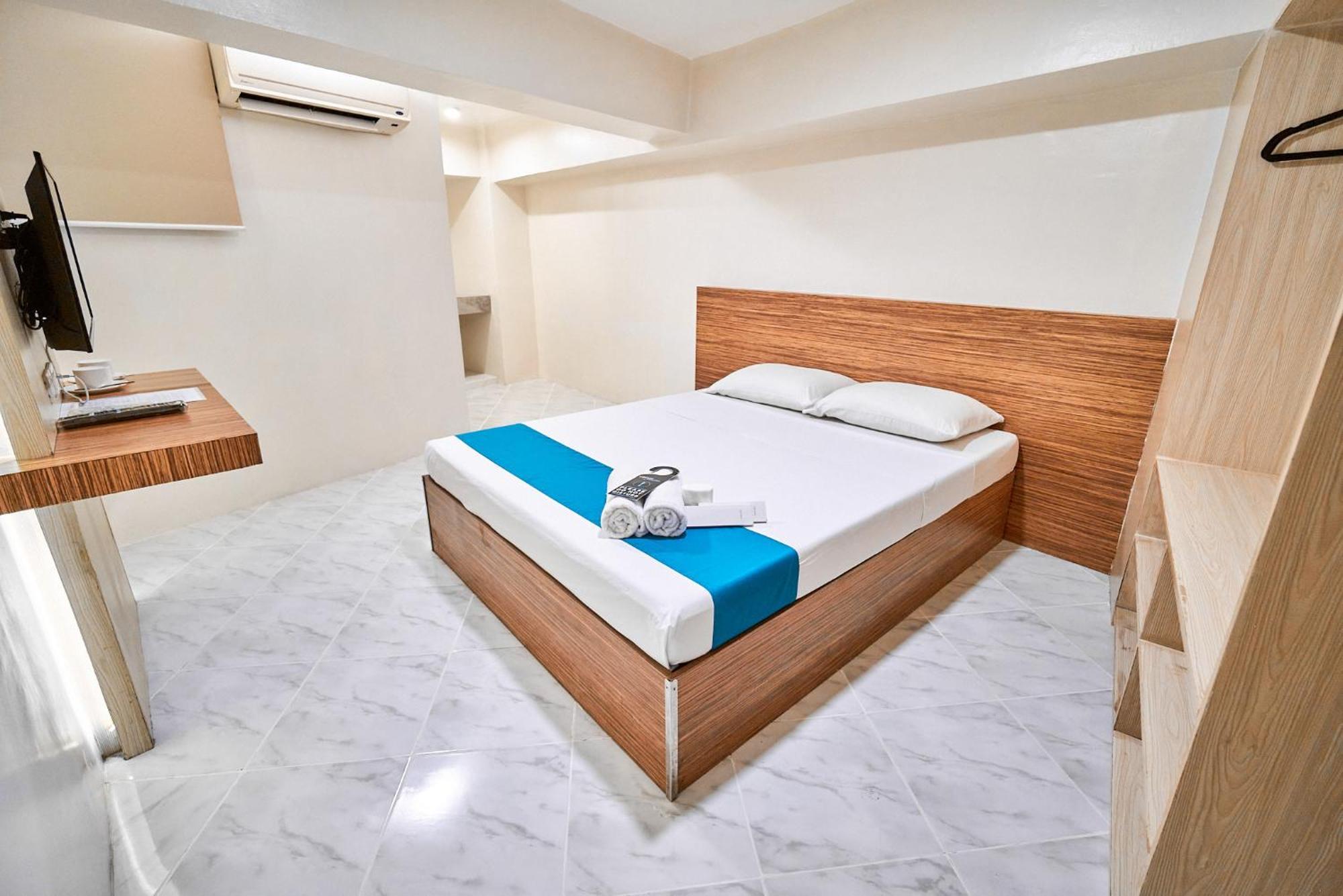 Circuit Hostel Makati City Bagian luar foto