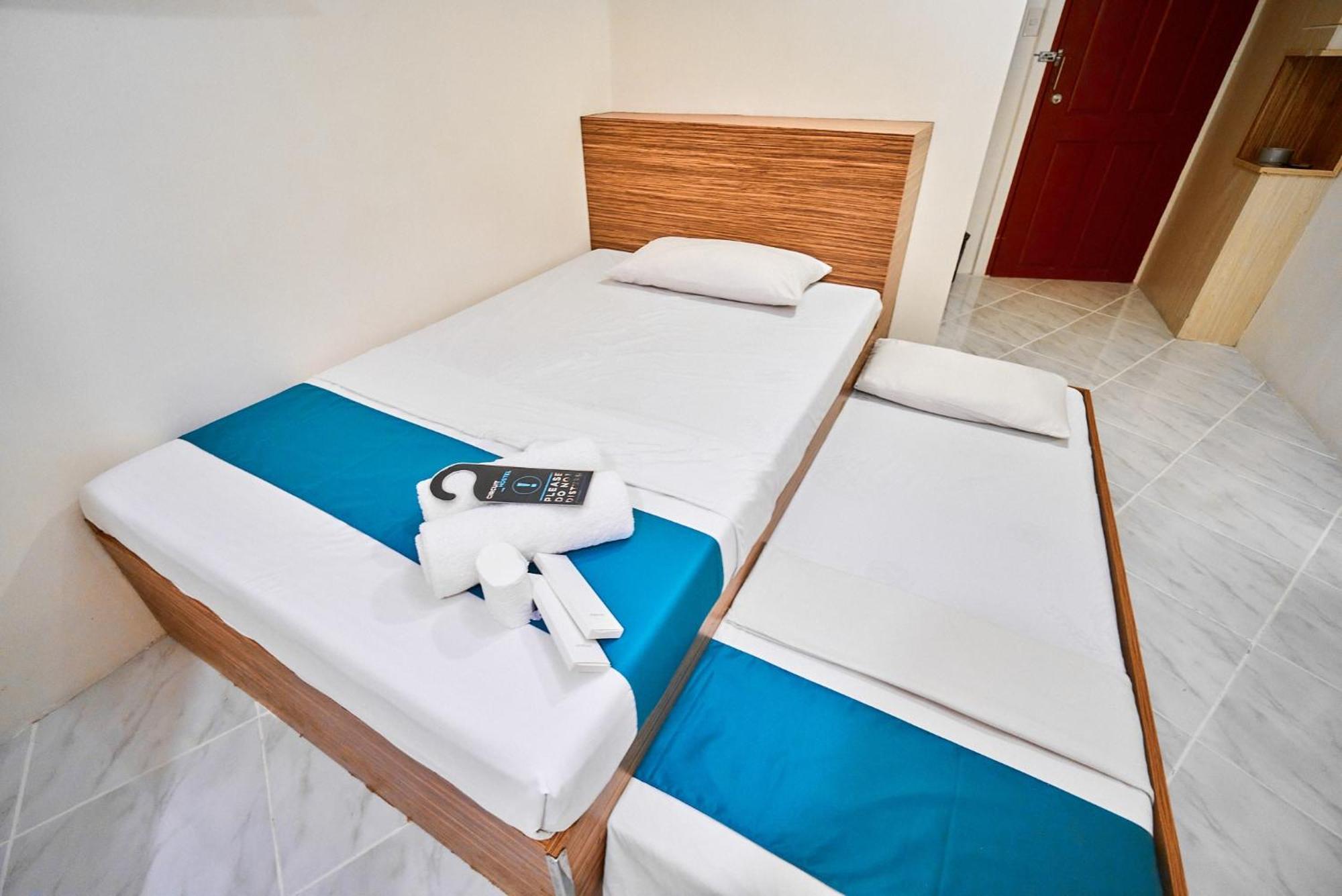 Circuit Hostel Makati City Bagian luar foto