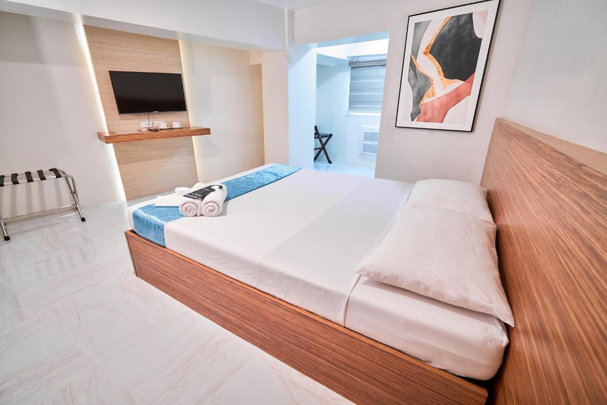Circuit Hostel Makati City Bagian luar foto