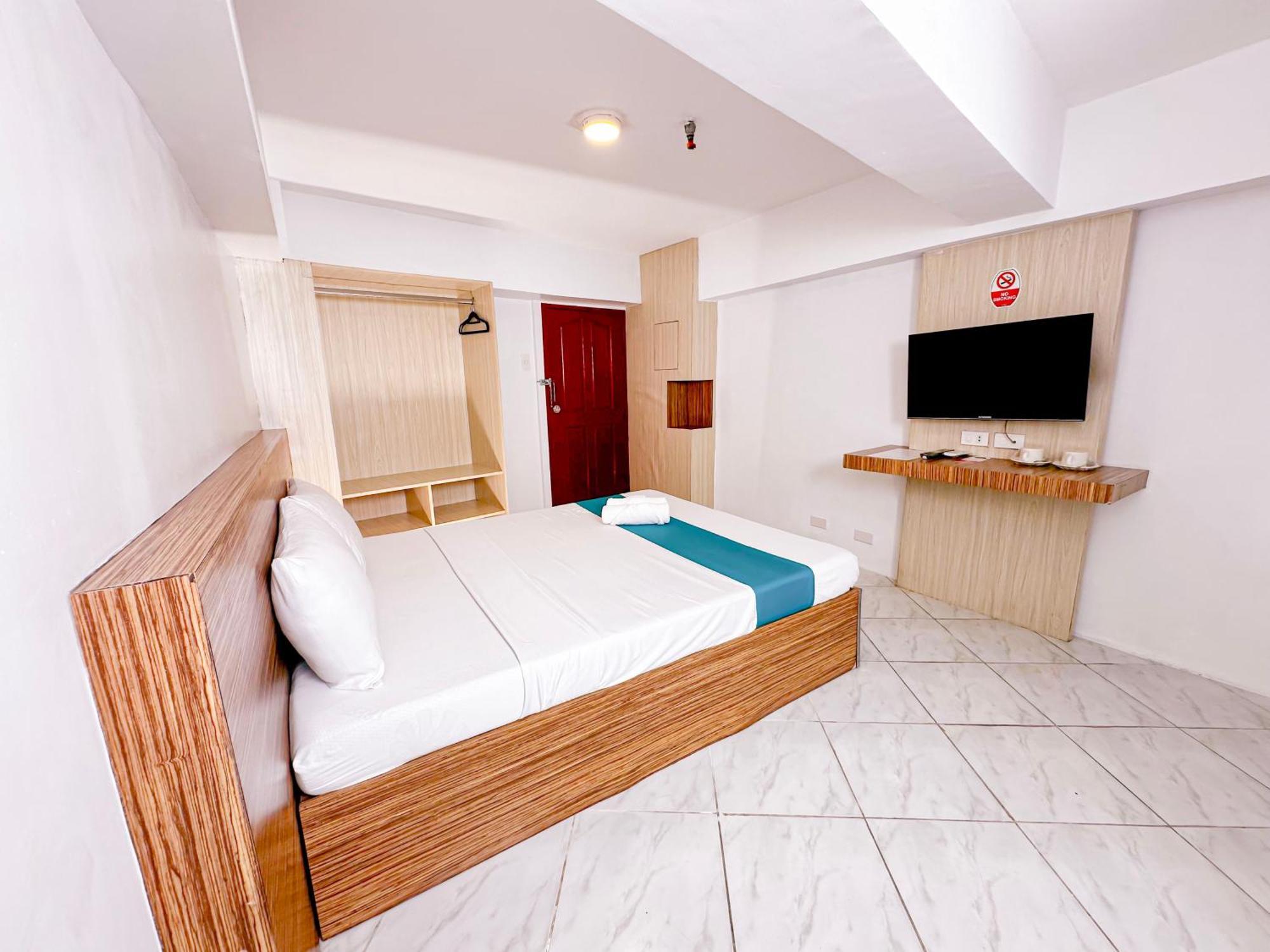 Circuit Hostel Makati City Bagian luar foto